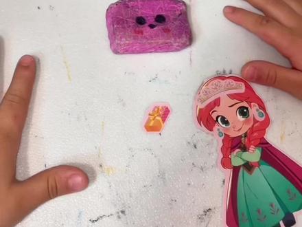 我用妈妈的洗锅棉➕一卷双面胶➕水彩笔自制而成的,小朋友们一起动手做起来吧#超解压手工 #捏捏乐 #自制玩具 #解压