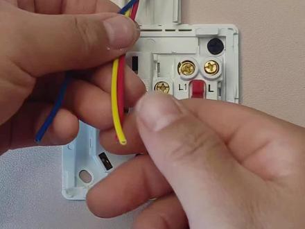 三根线接一开五孔开关控制插座怎么接线#电工知识#零基础学电工#内容启发搜索#电工#电路