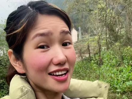 蜂箱有水流出是什么原因怎样处理 一直以来蜂箱有水流出,困扰着很多养蜂的朋友。今天我就把原因以及处理方法一一的分享给大家。原因有4个您可以先点赞收藏在关注我春天遇见蜜蜂不会养还可以找到我,第一点,早晚温差大,尤其是秋末冬初或者冬末春初,昼夜温差急速变化。白天风箱在阳光照射和密封活动产生热量的作用下,温度会升高,而夜晚外界的温度迅速下降。此时,我们蜂箱内部温暖潮湿的空气与外界寒冷的空气相遇,水汽就会迅速凝结变成水珠,2、,在降雨频繁的时节,如果风箱的防护措施做的不到位,比如复布露在外面,经过雨水渗入箱内,或者蜂箱摆放的位置过低,没有避开积水的区域,雨水就容易流入蜂箱的内部。第三。蜜蜂酿造蜂蜜的过程中也会产生水分。因为花蜜中含有大量的水分。在酿蜜时,蜜蜂通过不断的吞吐和扇动翅膀来加速花蜜中的水分蒸发。在大流蜜期,大量的花蜜会被采集回来,这个过程中产生并散发的风箱内的水分就会明显增多,从而可能导致风箱内部出现流水现象。第四,在繁殖期间,幼虫的生长发育需要适宜的温度和湿度。蜜蜂通过自身的代谢产生一定的水分来调节巢内的温度。蜜蜂还会从外界水源处采水回来及时调节巢内的环境,还有就是蜂箱本身不透气,比如一些煮蜡的蜂箱就比较闷,下面教您2个解决妙招轻松化解1、把蜂箱用防蚂蚁的底座垫然后在底座下面放一块1厘米高的小石头水自然就从巢门口流出去啦#蜜蜂 #养蜂人 #诱蜂 #户外找蜂 #蜜蜂养殖 @蜂妹子小号 @DOU+小助手 @抖音创作小助手 @创作灵感小助手