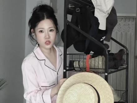 决赛圈最强收纳!头花帽子假发化妆品到底放在哪? ·帽子的收纳我买过非常多,要么挂在衣柜太占地方,要么堆在一起不好拿取,这个零食货架空间大,拿取方便,还能放小包,袜套围巾毛领之类的(可放零食各种囤货)
·假发堆在一起非常难分开,每次使用都需要打理很久,直接挂起来就方便很多,四层还能挂起他的东西,小小一个不占地方
·头花发饰电卷棒这些是非常琐碎的东西,常常分布在家里的各个角落,想找某一个也很费劲,这个推车全部搞定!有一定深度,还是开口的,一目了然,想找什么都能一眼看到!(可放零食,书)
·化妆品和饰品很怕积灰,这个文件夹箱子每一个的宽度刚刚好,还有不同的深度可以选择,没有甲醛,特别能装!上面还能放其他的东西,巨推荐#好物推荐🔥 #收纳 #居家好物