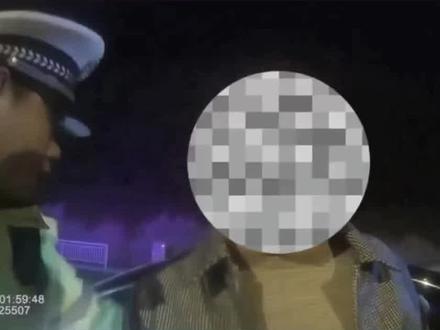 #青岛 #交警 #酒司机 #查酒驾 #交通安全 1月14日凌晨,青岛市城阳区,一辆轿车停在黑龙江北路王沙路路口。城阳交警夏庄中队民警到场叫醒驾驶室内的昏睡司机,发现他驾照已被注销,这次是无证醉驾。(素材来源/城阳交警 剪辑/青岛晚报记者 牛志鹏 编辑/刘承杰)