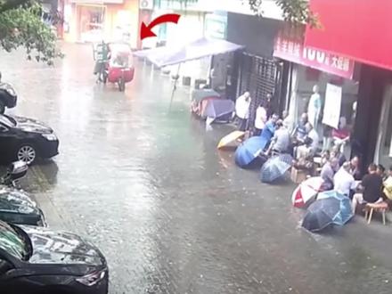 因为开车门引发交通事故,一定是开车门的人的责任吗? ##法律 #交通事故 #律师 #法律咨询