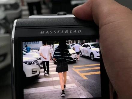 这就是摄影小白入门必买的千元哈苏相机907X!这款相机是周杰伦说好不哭MV中奶茶妹妹送男友的哈苏503C的升级款,907X支持数码存储和触控操作拍摄 手机传输照片 遥控拍照等,也是很多摄影师新手一直都在仰望的存在#哈苏907x #哈苏 #街头摄影 #胶片 #取景器里的世界