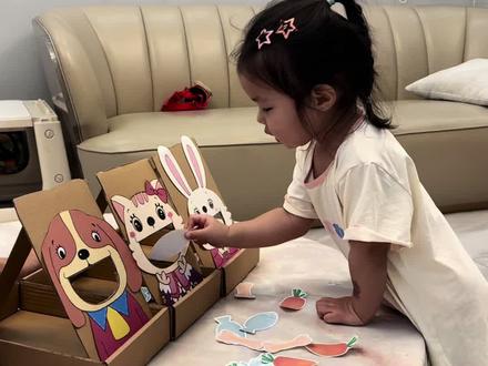 她已经两个小时没理我了,多亏了我用纸箱做的喂食游戏….. 快递箱子千万别扔,拿来做喂食玩具,超简单,让宝宝了解动物的饮食习惯,还培养了认知能力和自主进食!#0成本早教 #不花钱早教 #在家早教 #在家早教小游戏 #自制玩教具