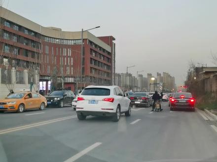 夕阳西下,西安高新第十初级中学放学中!