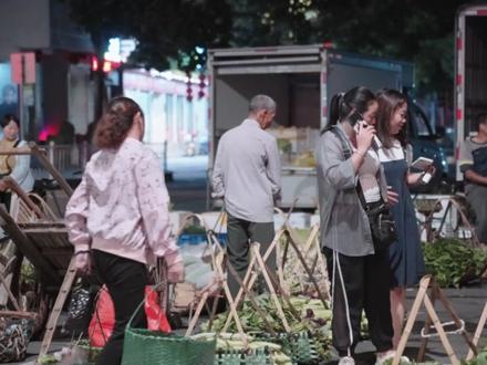 没见过凌晨三点的菜市场,不足以谈论人生,不妨到凌晨的菜市场走走看看,你会明白,这个世界从不会因为黑夜的降临而懈怠,灯火辉煌的城市里从来不缺的就是那些为了生活奔波劳累的人#早市的烟火气 #在最热闹夜市感受烟火吧 #南方菜市场有多贴心 #宁化 #三明工贸新视觉