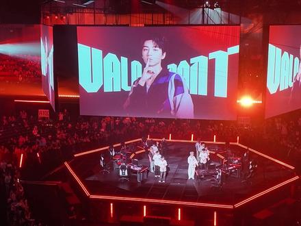 #2026vctcn第一赛段 #2026无畏巡回北京站#王俊凯 王俊凯配LastShot的出场还是太超模了!
王俊凯配着Last Shot的出场还是太超模了。
居然拍手了,羡慕内场的朋友们咯。