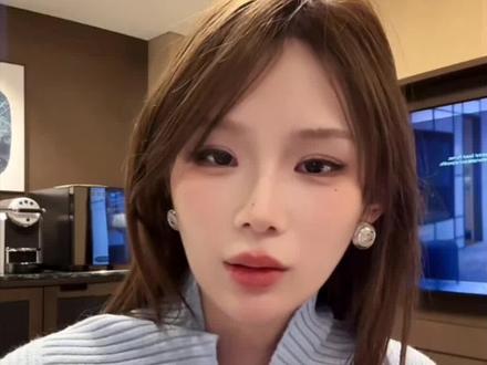 #瑶瑶小撑腰 #龙浩天 #对比 #对女生的恶意 #被骂 瑶瑶不敢点进去队长大号直播间,一点进去看到在他直播间出现的女生,都喜欢拿来跟她做对比,瑶瑶很不喜欢别人那她来对比一些东西,还有人私信去骂瑶瑶,瑶瑶一直以来真的被骂很多次,怎么可以对一个这么善良的女生恶意那么大,喜欢拿来雌竞,瑶瑶对粉丝很好,对队长妹妹更好,什么东西都教给妹妹,也会送很多东西给妹妹,这些行为都是因为瑶瑶喜欢妹妹,觉得妹妹很好,她很愿意给妹妹,但是一些人不要觉得瑶瑶什么东西都应该要给妹妹,这样很不尊重瑶瑶的感受,瑶瑶想给妹妹什么她自己做主,不需要你们来带节奏,两人关系很好,有些人就是吃饱没事干,一天天拿女生来对比,不然就是私信去骂瑶瑶的,那些去骂瑶瑶的人,把你嘴巴给管好,请善良一点,多积点福报给你后代,瑶瑶我们211一直在一直支持你,那些说你的人注定成不了什么大事,发不了一点财@AI瑶瑶☀️ @瑶瑶小撑腰☀️