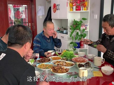 老李修门锁叫邻居来帮忙 晚上给老哥几个做顿大餐 #一面之约 #千万生活dou来拍 #新农人计划2024