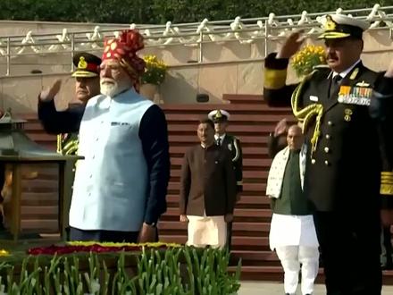 印度阅兵展示“摧毁歼-10CE”:还没起飞,就被导弹摁在机库 #硬核深度计划 #零基础看懂全球 #内容启发搜索 #青年创作者成长计划