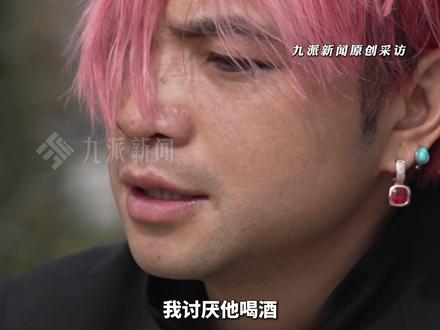 11月12日报道,云南昭通。云南BIGBANG#关恒谈到离世父亲落泪 :以前很讨厌父亲喝酒,他躺在病床上那半年,我求他赶快好起来 “我陪你喝酒,我不讨厌了”。