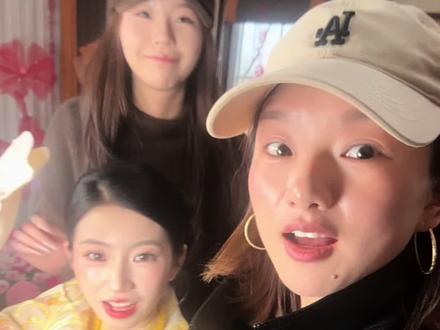 孟孟和雪梨说:我们家每一次重大场合都有你~
真的是从他们订婚 求婚 到今天步入婚礼殿堂,感觉记录幸福的同时,自己也站在幸福里!#王威 #王雪莉