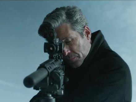 第一季完结篇《杀手记忆》深度解读精选解说 《杀手记忆》第一季完结篇第13期精选解说
--仇恨从来都不是解决问题的方式,它就像一个闭环,一旦开始,就会不断制造死亡与创伤,让所有卷入其中的人,都沦为受害者。
--琳达和安杰洛,都是可怜人,他们都曾经历过失去至亲的痛苦,都曾有过自己的坚守与善良,但仇恨的力量,却将他们一步步推向了毁灭的边缘。
--琳达忘记了,复仇无法让儿子复活,反而会让更多家庭陷入悲痛;安杰洛也明白,杀戮无法真正抚平丧妻之痛,反而会让自己陷入更深的罪恶与迷茫。
--剧情的结尾,并没有给我们一个圆满的答案:安杰洛的阿尔茨海默症不断加剧,他害怕忘记自己的亲人,害怕自己再次陷入黑暗;玛利亚拿着安杰洛的刺杀档案,上门追问真相,父女亲情面临终极考验;乔伊昏迷中提及的“女儿”,让达奇种下怀疑的种子,暗示着安杰洛的“噩梦”或许真的还未结束。
--生活从来都不是一场圆满的戏剧,仇恨的影响,从来不会因为凶手的死亡而消失;人性的复杂,也从来不是“非黑即白”可以概括的;而救赎之路,从来都不是一帆风顺的,它需要我们直面自己的过错,坚守自己的底线,珍惜身边的亲情与善意。
#影视解说 #了不起的精讲团 #抖音精选#悬疑 #杀手记忆