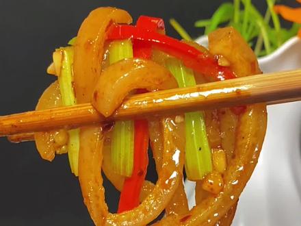 肉皮不要再丢了,这样炒出来真的好吃#美食