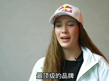 谷爱凌第一次拿到红牛头盔#红牛敢死队#谷爱凌