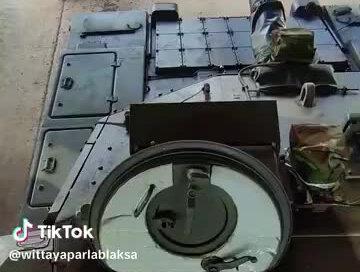 泰国人展示购买中国的VT-4主战坦克内部