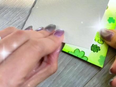 零难度全悬浮四叶草贺卡教程|手残党必学! “宝子们!上期预告的全悬浮四叶草花环立体贺卡,保姆级教程来啦!
不用复杂机关,就能做出这种360°悬浮的梦幻效果,新手也能一次成功~”
📝材料清单:
水彩纸/卡纸、泰驰漫洛pro丙烯马克笔/水彩珠光、刻刀/剪刀、胶水
#手工贺卡 #立体贺卡 #手作教程 #DIY贺卡 #治愈系手作