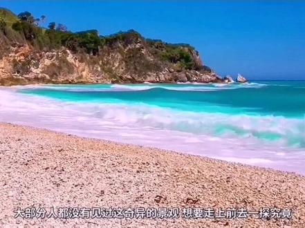 恐怖的海啸威力之大,速度每小时900公里比飞机还快,由于海底地震形成断层,由迅速“退朝”至瞬间卷起的海浪冲击。