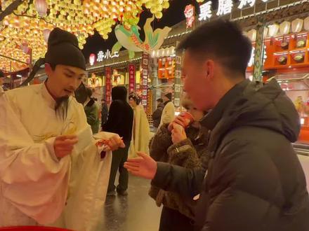 老街有暖炉,太白有温壶。
诸君,天寒,注意保暖!
#河头老街大唐百戏园 #河头老街李太白 #跟着太白游河头 #唐山稀罕您来