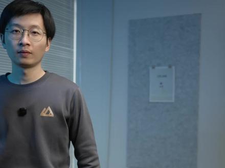 新手必学!稳定器握持与运镜的手臂小技巧 你用的是哪种握持方式?是否有利用到我们的手臂去做减震,减轻运镜时的抖动呢…#摄影器材 #运镜技巧 #稳定器拍摄技巧 #运镜教程 #手持云台