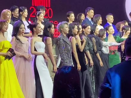 #cosmo360度红毯 最后的大合影 蔡徐坤 李宇春 杨幂 唐嫣 刘诗诗 欧阳娜娜 刘宇宁 吴建豪