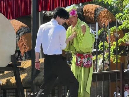 徐生和老嫂子斗舞#万岁山武侠城 #万岁山老嫂子 #万岁山斗舞还是太有节目了 #来万岁山看斗舞了 #徐生