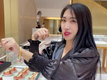 今天到了一个男人心痛 女人心动的地方 CC卡美黄金才400多一克 心动不如心动吧#黄金首饰 #总有一款适合你 #是时候安排一下了 #cc卡美珠宝