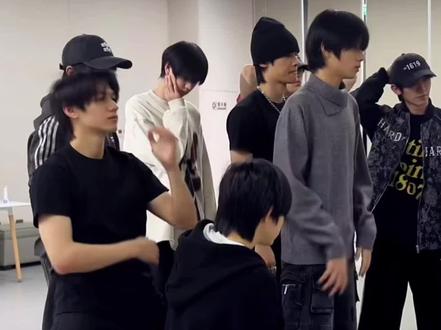 #橹穆#穆祉丞#王橹杰 穆祉丞言外之意,我的橹橹摔倒了,朱志鑫你看我整不整你完了,后来朱志鑫说那我有什么办法,你来托举吧!王橹杰的苹果肌就没下来过!