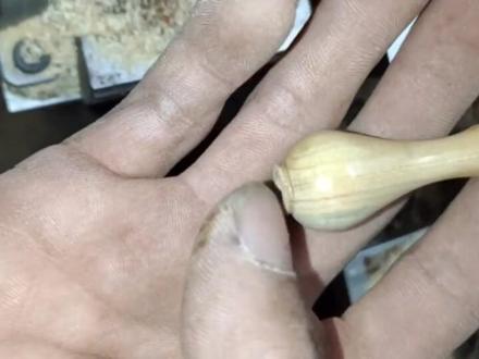 柏香木做弹弓 里面的香油往外流 锯沫的味道好极了都想咬一口尝尝