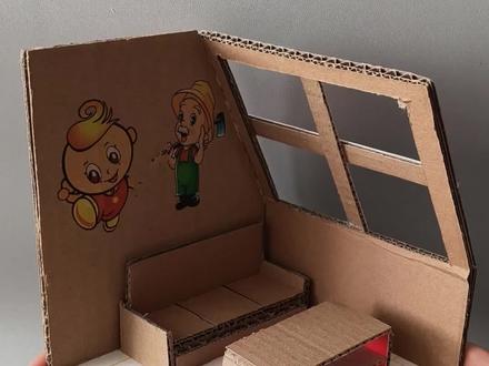 #小房子手工 #儿童创意手工 #幼儿园亲子作业 #废纸板手工 #手工DIY 用一块废纸板,剪出一整个小天地。沙发、茶几、落地窗,还有墙上的卡通贴纸,把平凡的日子,折成了童话里的模样。