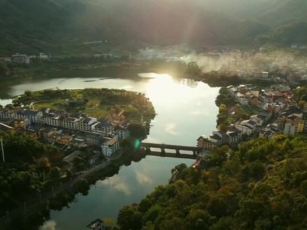 我所遇见的东关湿地公园,以一片湖的澄澈、一座桥的守候、一群人的停留,让到过的人心中藏下一处桃源。#永春东关湿地公园 #春色寄情人 #有一种生活叫永春 #桃源永春