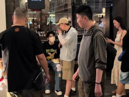 #中餐厅10
#尹浩宇
#泰国
这也能偶遇啊朋友们 吃个饭出来就遇到了