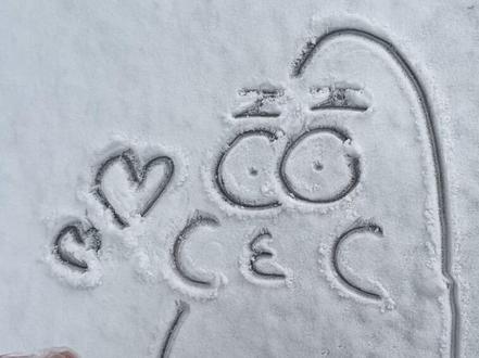 一起来画派大星吧#玩雪 #派大星 #雪地画画 #快乐是什么 #下雪天的快乐