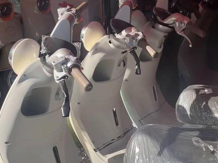 旧国标电动自行车12月1日起将全面禁售,目前市面上的“旧国标”正在清仓处理,车行老板:来买的人挺多,禁售后将作为二手车卖,车牌已经提前上好,价格会贵一点。#电动车 #本地新闻