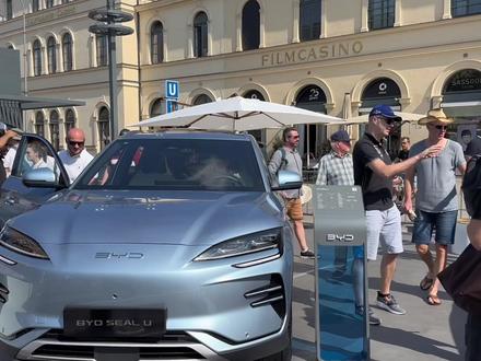 中国车亮相慕尼黑车展,引发德国车企担忧?现场实拍围一圈老外! #海外生活 #车展 #比亚迪 #中国汽车