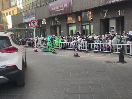#青蛙卖儿 本来以为它在跳舞,结果是给儿充气呢🥹还一手交钱一手交货#一生要强的悲伤蛙