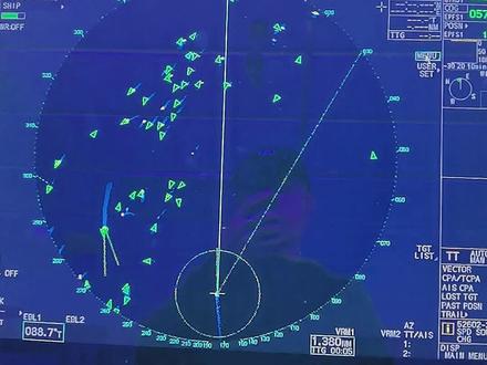雷达是可以显示航线的,当然有些船长不喜欢航线显示雷达上,大部分还是需要显示的!#日常工作记录 #真实记录拍摄