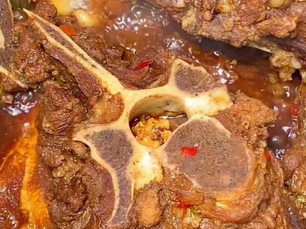 今天大姨送过来牛骨头了,我给露一手做一个酱香的#农村美食 #大口吃肉的感觉真好 #抖音搜索流量来了 #牛骨头