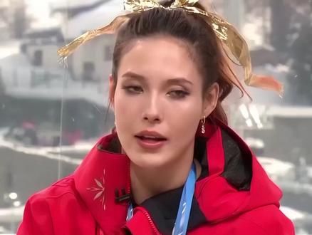 谷爱凌在夺冠后的一次采访中哽咽回忆已故外婆:“最后一次见面时,我曾对她说:‘我会像你一样勇敢。’”