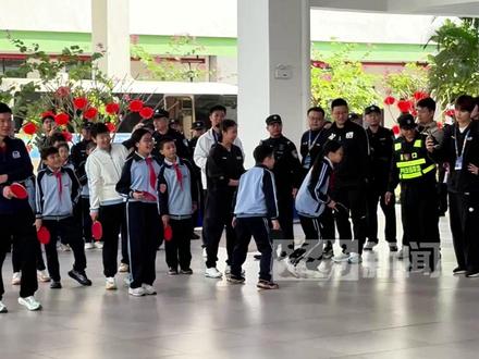孙颖莎等国乒队员来到海口金宇学校,和孩子们一起参加趣味游戏,一路小跑着颠球 引来现场一阵欢呼#孙颖莎等国乒队员来到海口#学生 #运动员#乒乓球#孙颖莎