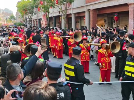 泉州古城“千年迎番货”《宋元刺桐港·万国市井图》
时间:2月19日-2月20日,每日16:00-17:00
地点:中山南路至中山中路历史街区#正月初三 #泉州 #民俗文化 #传统文化传承 #热闹场面