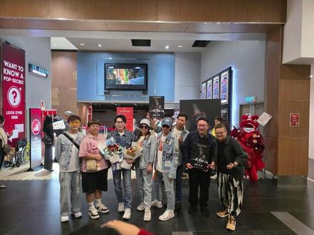 《大伯:殤胎祭》电影植根于马来西亚华人社区的民间信仰与中元节文化,许多仪式和神明角色如白无常 / 大伯爷在当地有深远文化意义。
全马首部
以「乩童文化」为题材的灵异电影
阴门已开,大伯白无常真的来了!
🎬《大伯:殇胎祭》
📅 2025.12.19
全马戏院 · 阴风沉沉上映
#大伯 #在于1219 #殇胎祭 #大二爷伯 #全马戏院