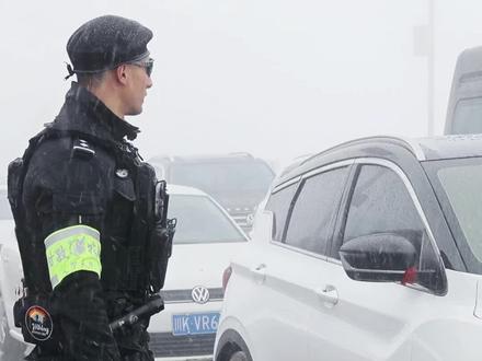 #五一我在岗 #疏散交通的他们 ,这“姿势”真帅!