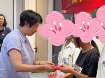 8月13日,山东青岛,江歌专项助学基金首批已发放,来自江歌学姐的爱在延续#山东dou知道 #江歌专项助学资金 #青岛 @江歌妈妈