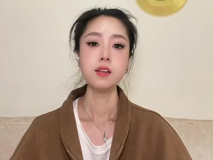 新的meta广告账户应如何从兴趣定向逐步过渡到广泛定向? 2026年FB全新的广告算法之下,兴趣定向只是“临时拐杖”,目标始终是训练像素,最终还是要回到广泛定向。
对于一个新的广告账户,第一步可以先测试广泛定向。即使一开始 CPM 偏高,也要跑一段时间,观察是否能拿到转化。如果广泛受众已经能出单,就不必使用兴趣,直接坚持广泛。
第二步,当广泛完全跑不动时,再使用兴趣定向。这时的兴趣不是为了长期精准投放,而是作为“信号”,帮助像素pixel先理解大概的潜在人群,尽快拿到第一批转化数据。
第三步,对比结果而不是迷信 CPM。同时跑广泛和兴趣,对比转化量、转化质量和整体趋势。如果兴趣 CPM 更低但没有销售,说明流量质量差;如果能稳定出单,就暂时保留。
第四步,逐步减少兴趣依赖。一旦像素开始稳定学习并持续转化,就应该慢慢回到广泛定向,因为兴趣最终也会被系统扩展成广泛。
总结来说:新账户用兴趣受众“起步”,成熟账户用广泛受众“放大”,过渡的核心目标始终是让广告账户能只靠广泛定向稳定跑量。
#Facebook广告 #facebook广告投放 #FB广告 #shopify #品牌出海 #跨境电商 #跨境独立站