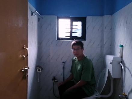 尼泊尔上厕所不用纸直接用手,铁球真人演示用水洗屁屁,太舒服了