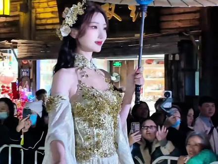 青年演员毛晓彤空降福州三坊七巷庆元宵,领跳古伞舞 惊艳众人 ,网友:我的朋友圈被毛晓彤霸屏了#毛晓彤#抖音非遗嘉年华