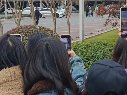 云旗和普普也太好了吧,还走过来和我们打招呼,天哪普普太可爱了,云旗好帅呀,太值了这一次,太帅了,两个宝宝而且真的好真诚呀,我都要哭了#云旗 #郝熠然 #云熠99