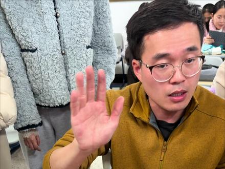 #董亮魔术 每次我发简单的魔术,都战战兢兢,不过实在架不住喜欢这个魔幻四重奏的结构,就当教学看喽#纸牌魔术 #654俱乐部