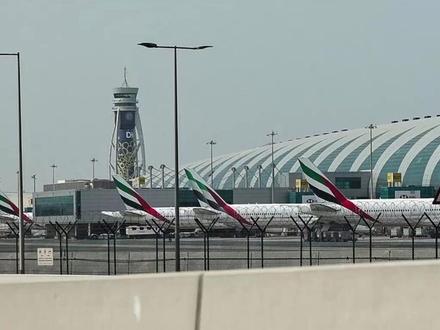 停航两天后,阿布扎比和迪拜机场已有限度恢复航班起飞。目前大范围航班仍处于取消状态,切勿盲目前往机场,务必先跟航司确认动态!#阿布扎比和迪拜机场有限复航#阿布扎比和迪拜机场部分航班恢复